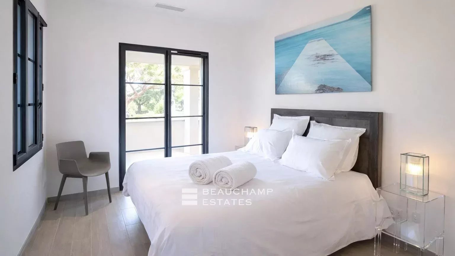 Villa neuve à pieds de la plage des Salins et à proximité du centre ville de Saint-Tropez