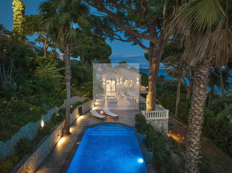 Villa de luxe à Cannes : Écrin d'élégance avec vue mer panoramique dans un domaine privé