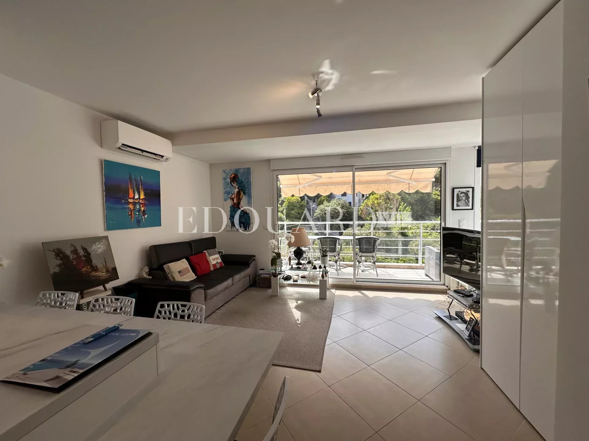 En exclusivité splendide quatre pièces avec terrasse et parking, sur l'entier avant dernier étage d’un immeuble récent