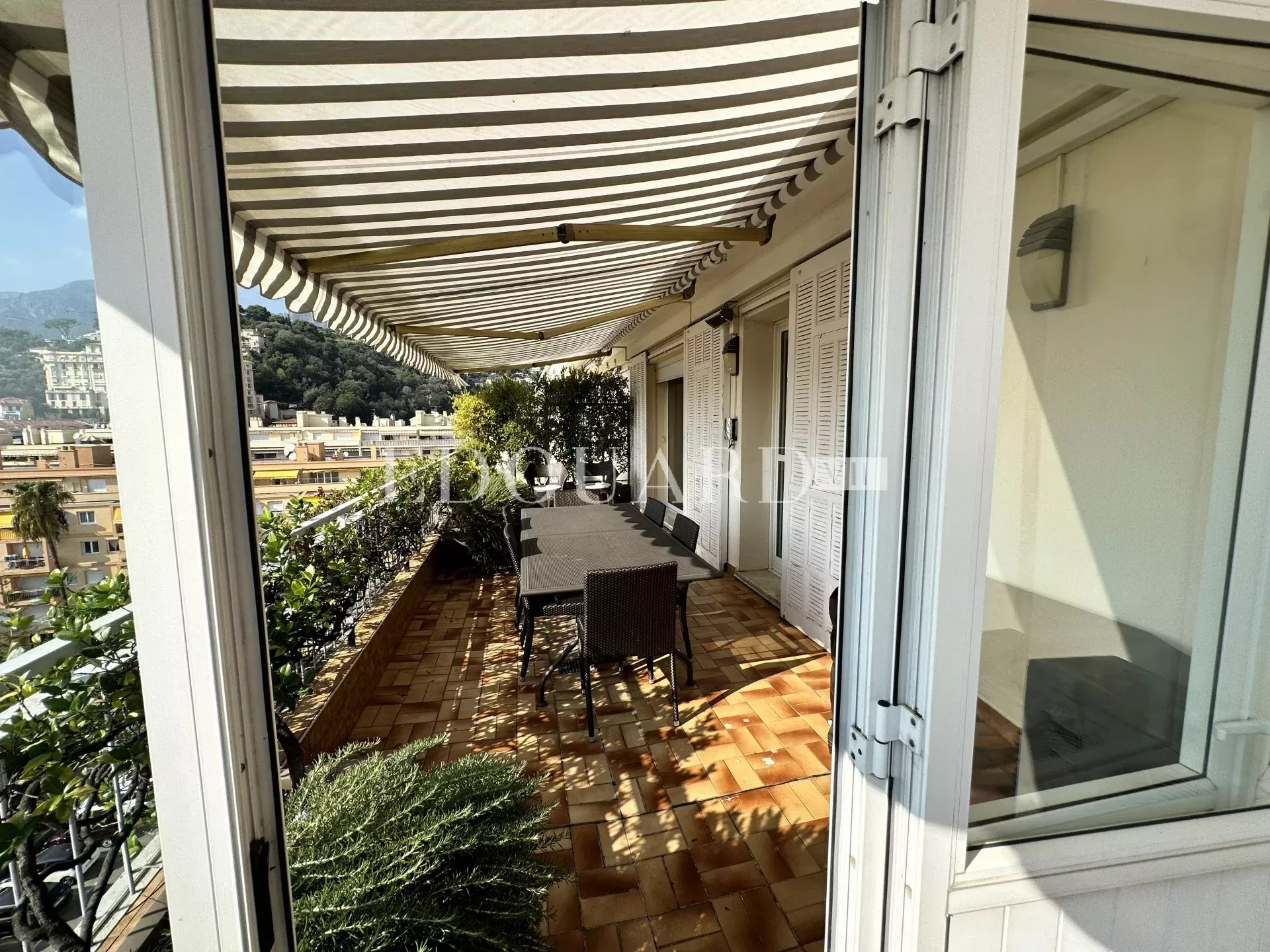 Penthouse avec spectaculaire terrasse, belle vue panoramique jusqu'à la mer, possibilité garage