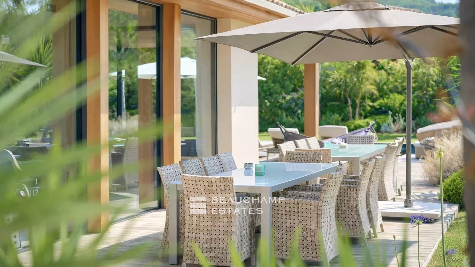 Villa contemporaine dans un domaine privé, à pieds du centre ville de Saint-Tropez et de la plage