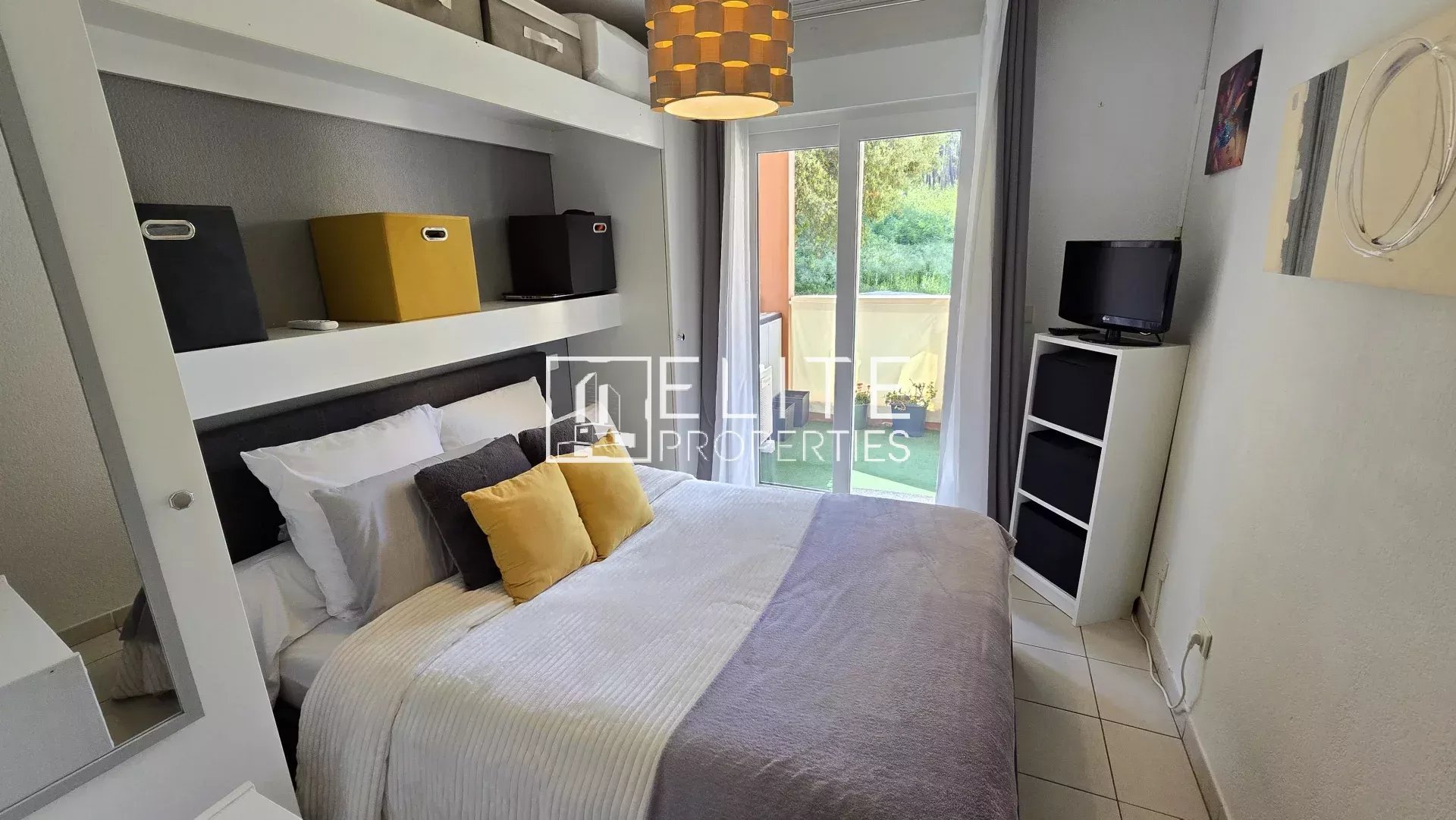 APPARTEMENT 2 PIÈCES DE 36 m² – VUE MER PANORAMIQUE – PISCINE & PARKING – THEOULE-SUR-MER