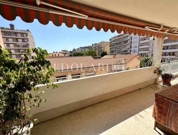 Spacieux deux pièces en excellent état avec splendide terrasse, cave et grand parking en sous-sol