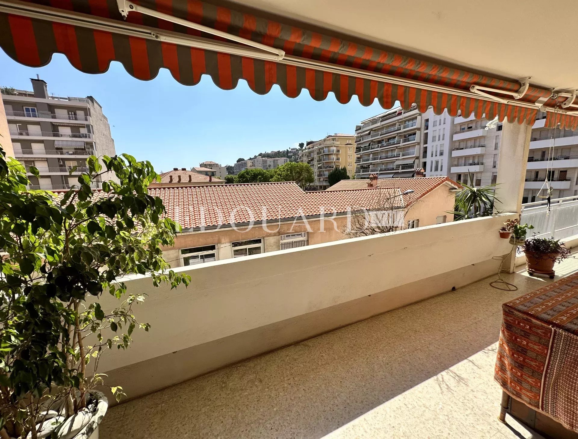 Spacieux deux pièces en excellent état avec splendide terrasse, cave et grand parking en sous-sol