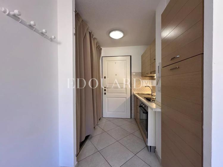 En exclusivité deux pièces en bon état avec terrasse, dans bel immeuble recent en plein centre de Menton