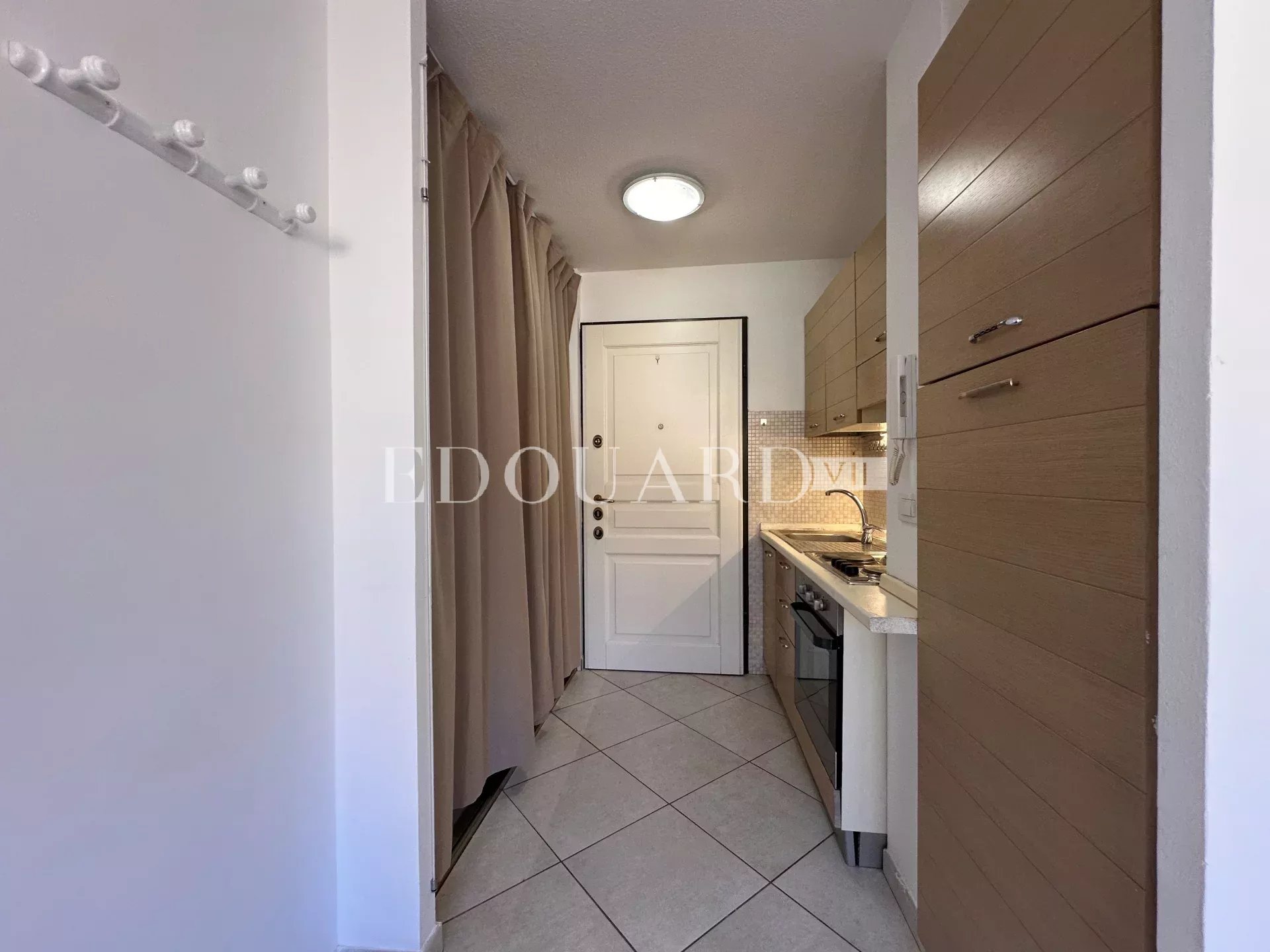 En exclusivité deux pièces en bon état avec terrasse, dans bel immeuble recent en plein centre de Menton