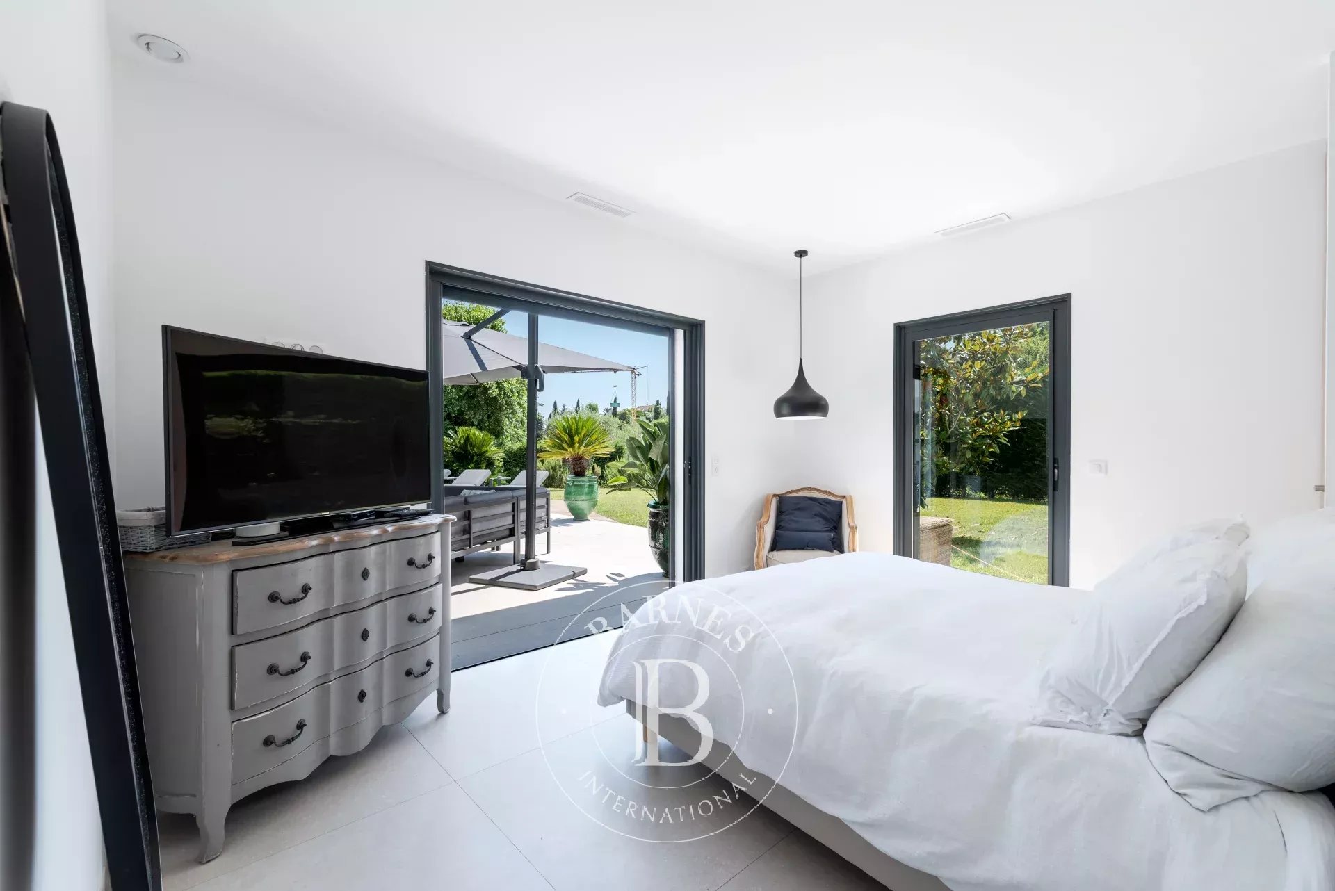 Saint-Paul-de-Vence - villa contemporaine avec piscine à deux pas du village