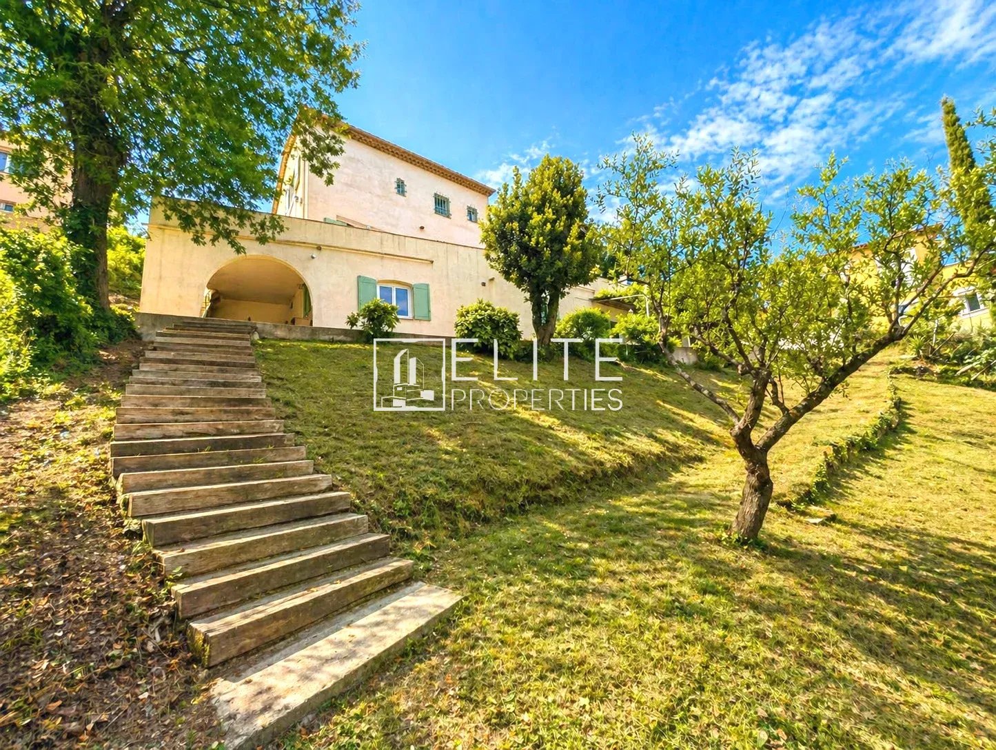 LA ROQUETTE SUR SIAGNE , maison de 4 logements sur parcelle de 1990 m²