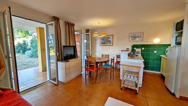 ACHAT SAINT RAPHAEL LE DRAMONT: confortable appartement trois pièces en rez-de-jardin cloturé. Commerces, plage et commodités à pieds