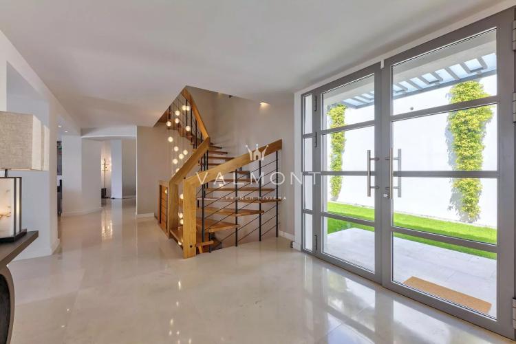 Une élégante maison moderne de 5 chambres à Cannes