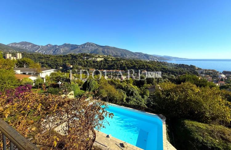 Villa à rénover avec piscine et vue panoramique exceptionnelle sur la mer jusqu'aux côtes italiennes