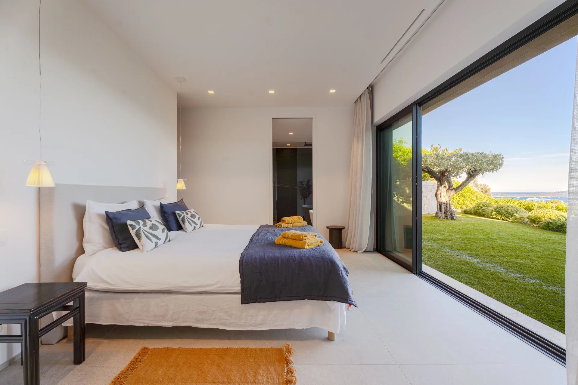 Villa neuve avec vue mer panoramique à vendre à Beauvallon