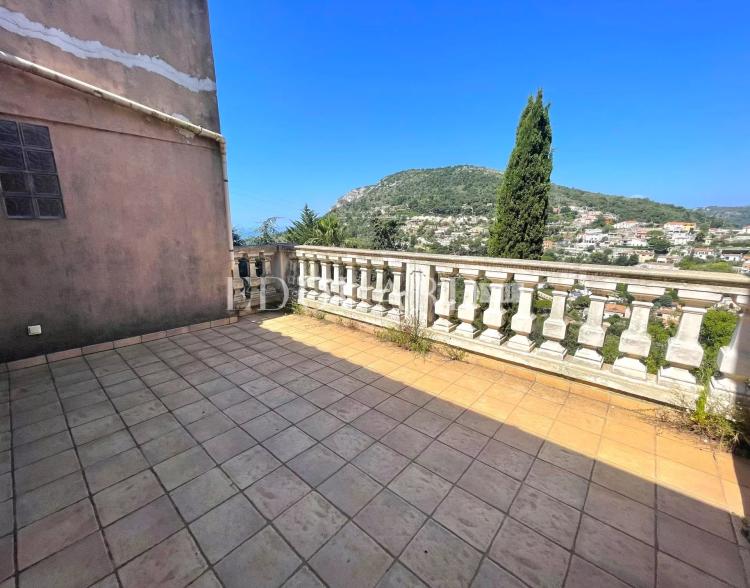 Proche du centre de La Turbie, à vendre maison de village de 180 m² à rénover, divisée en quatre appartements