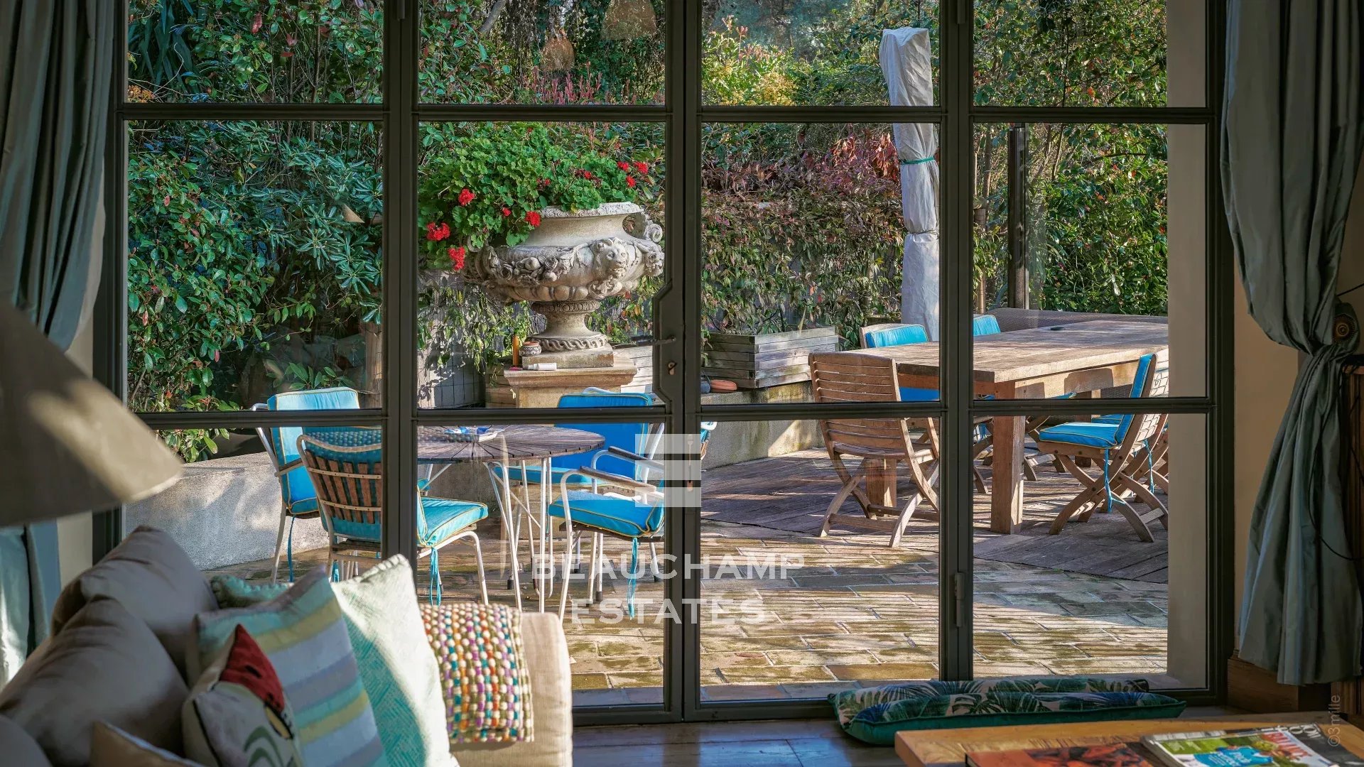 Villa avec piscine et vue mer à pied des plages et des commerces - cap d'Antibes