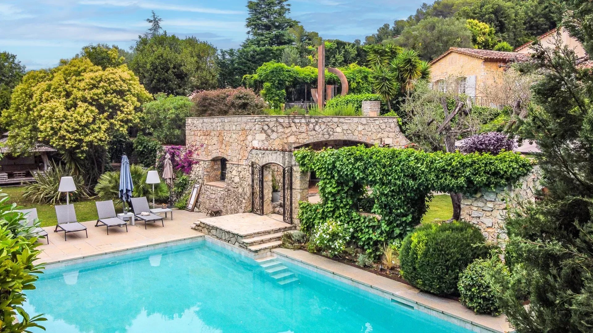 PROCHE MOUGINS - VILLA DE CHARME - AU CALME