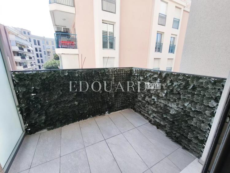 Studio avec terrasse et cave, au cinquième étage d'un immeuble récent dans le carré d'or de Menton