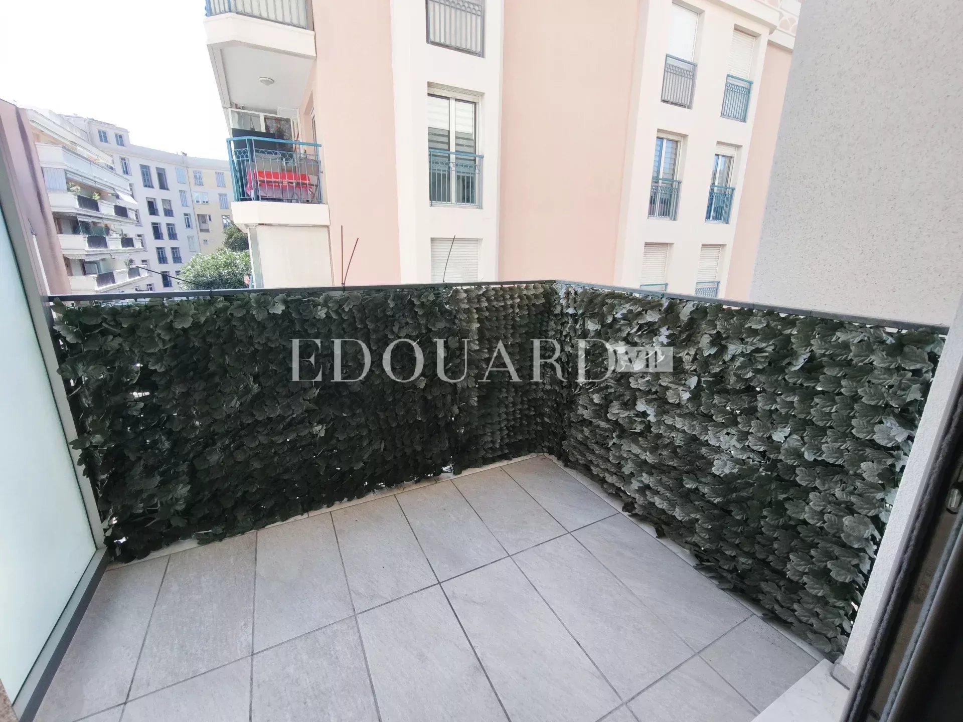 Studio avec terrasse et cave, au cinquième étage d'un immeuble récent dans le carré d'or de Menton