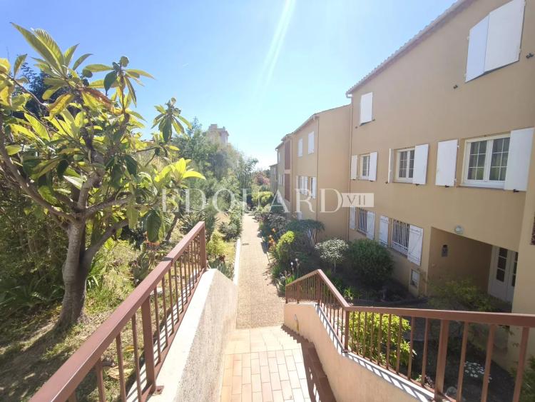 Dans le quartier du Riviera, à vendre grand studio en dernier étage avec terrasse, cave et garage