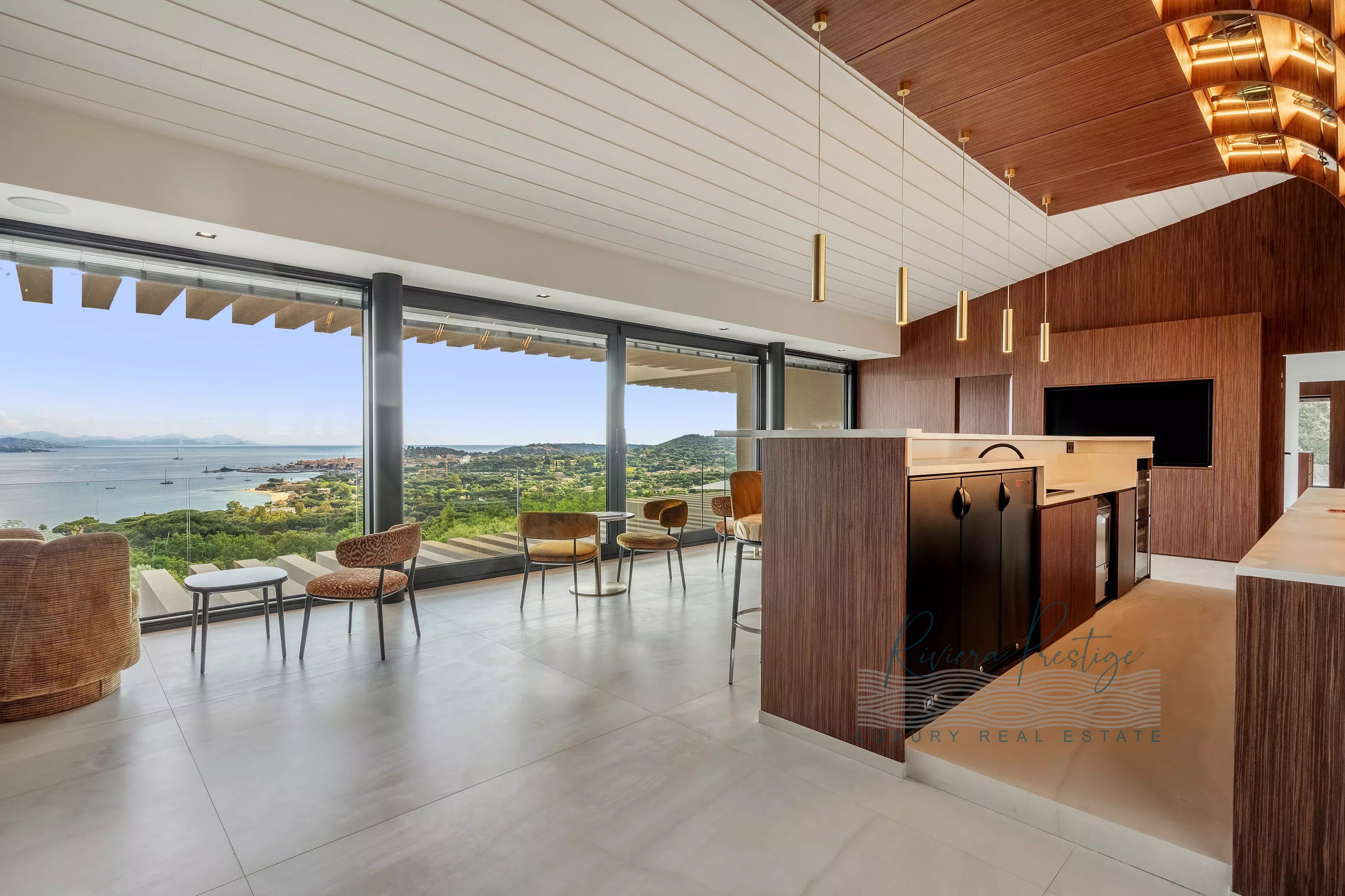 Villa contemporaine avec vue panoramique sur le Golfe de Saint-Tropez – Gassin
