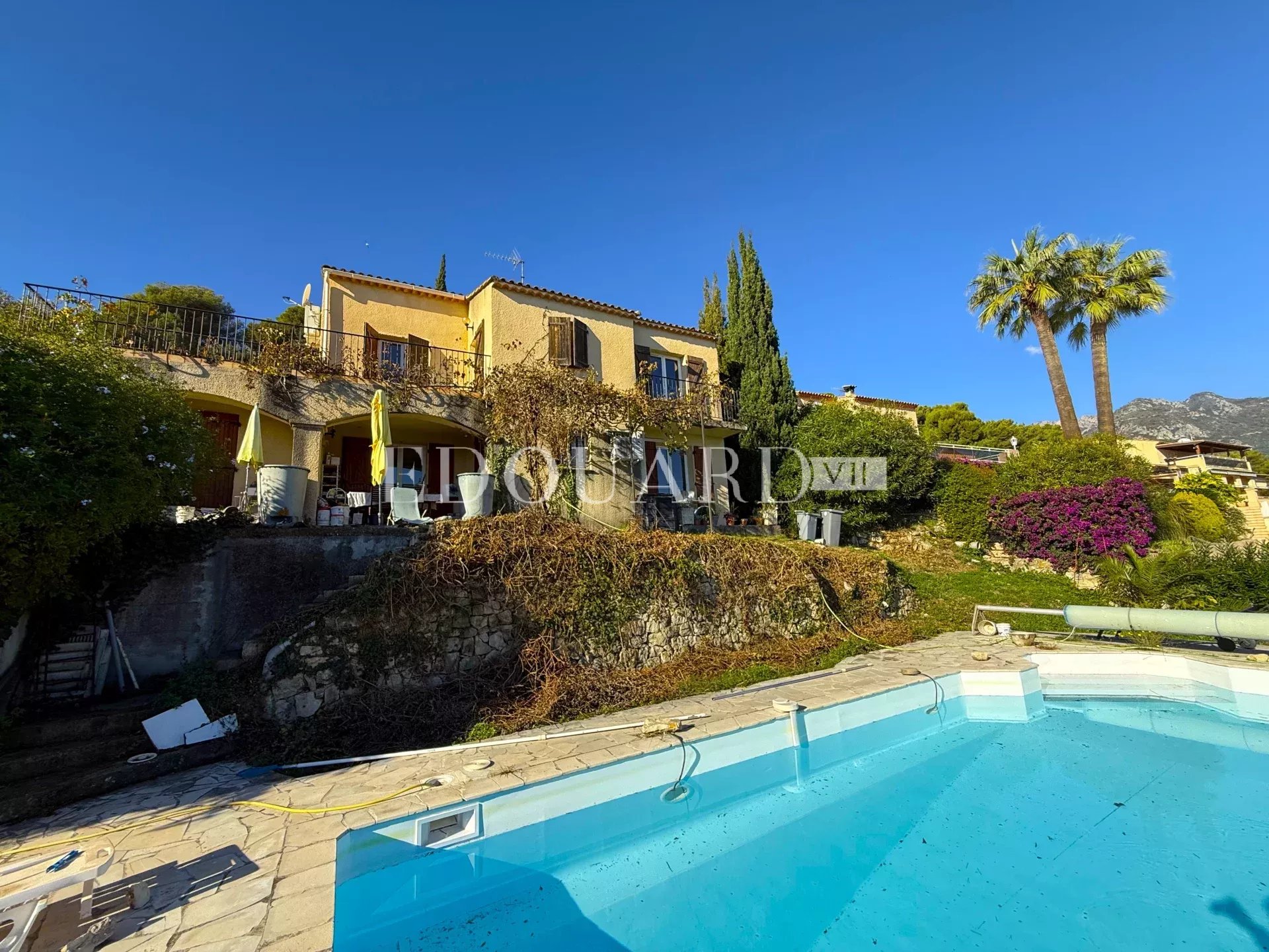 Villa à rénover avec piscine et vue panoramique exceptionnelle sur la mer jusqu'aux côtes italiennes