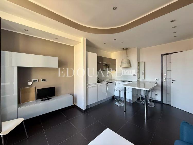 En exclusivité charmant deux pièces à vendre, dans joli immeuble ancien en plein centre de Menton