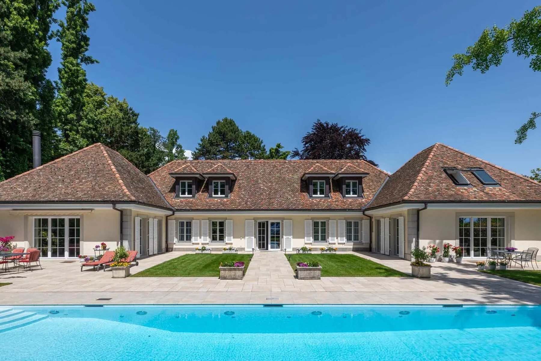 Propriété Rare Et Exclusive Au Bord De L'eau