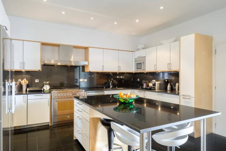 Magnifique appartement avec terrasse surplombant le lac