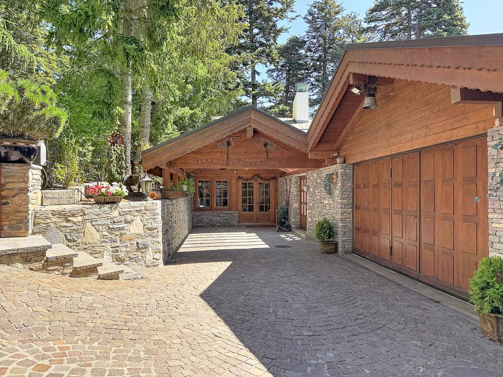 Magnifique chalet avec piscine et spa, à l'abri des regards