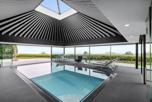 Propriété D'exception Avec Piscine Intérieure Et Vue Sur Le Lac Léman