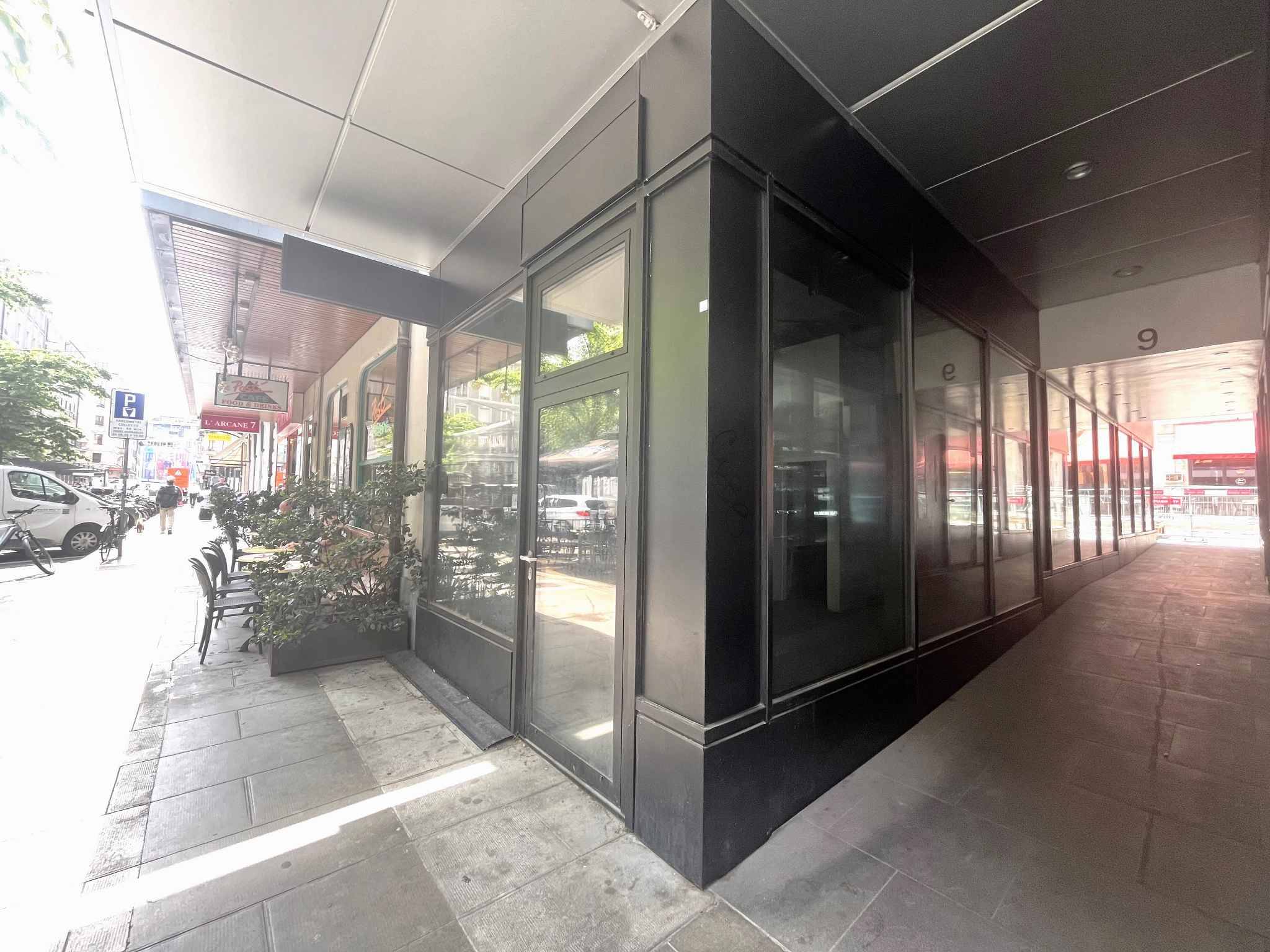Emplacement stratégique : arcade de 100m² en plein cœur d’une zone passante