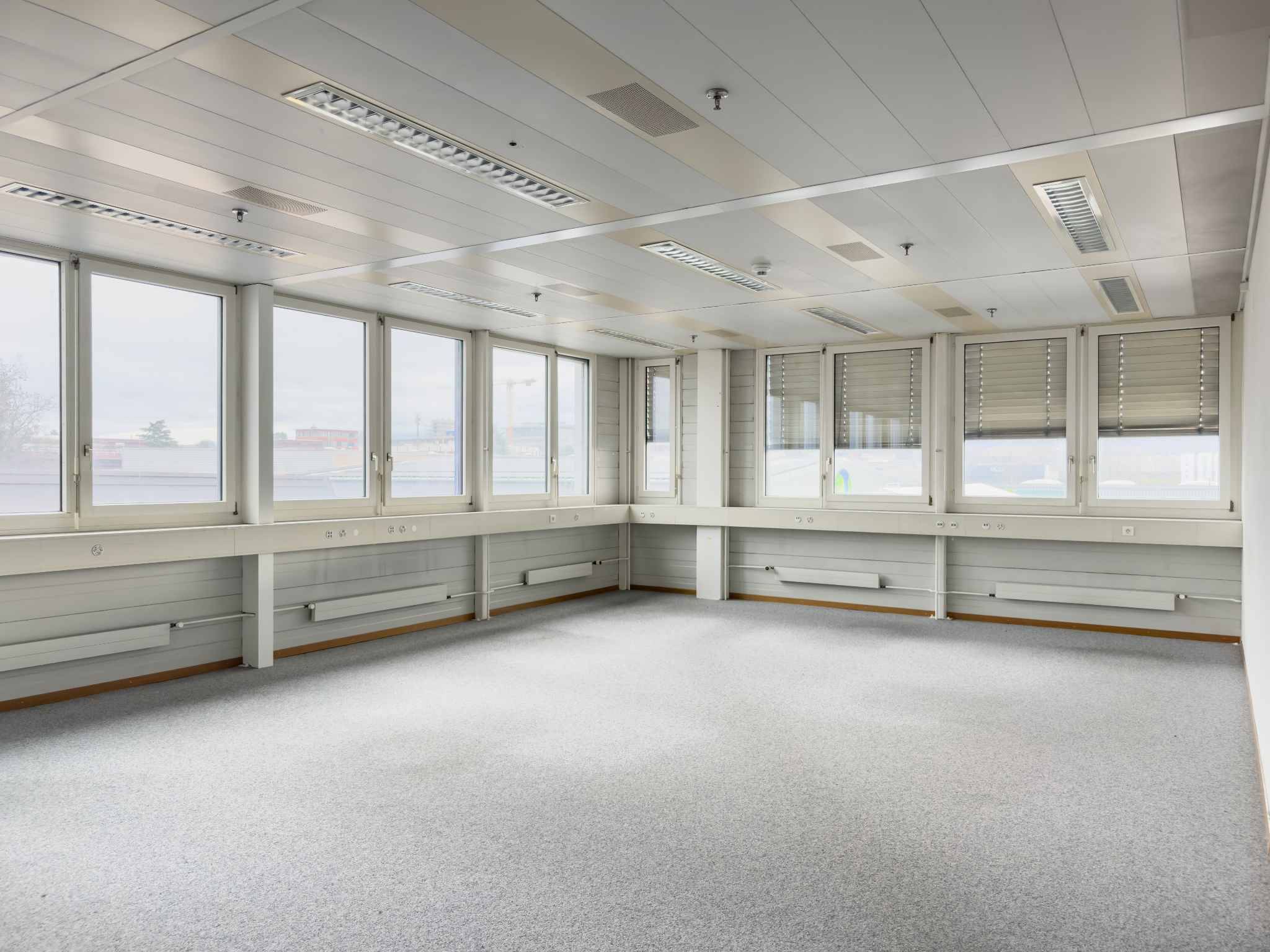 Bureaux lumineux et semi-aménagés à Meyrin