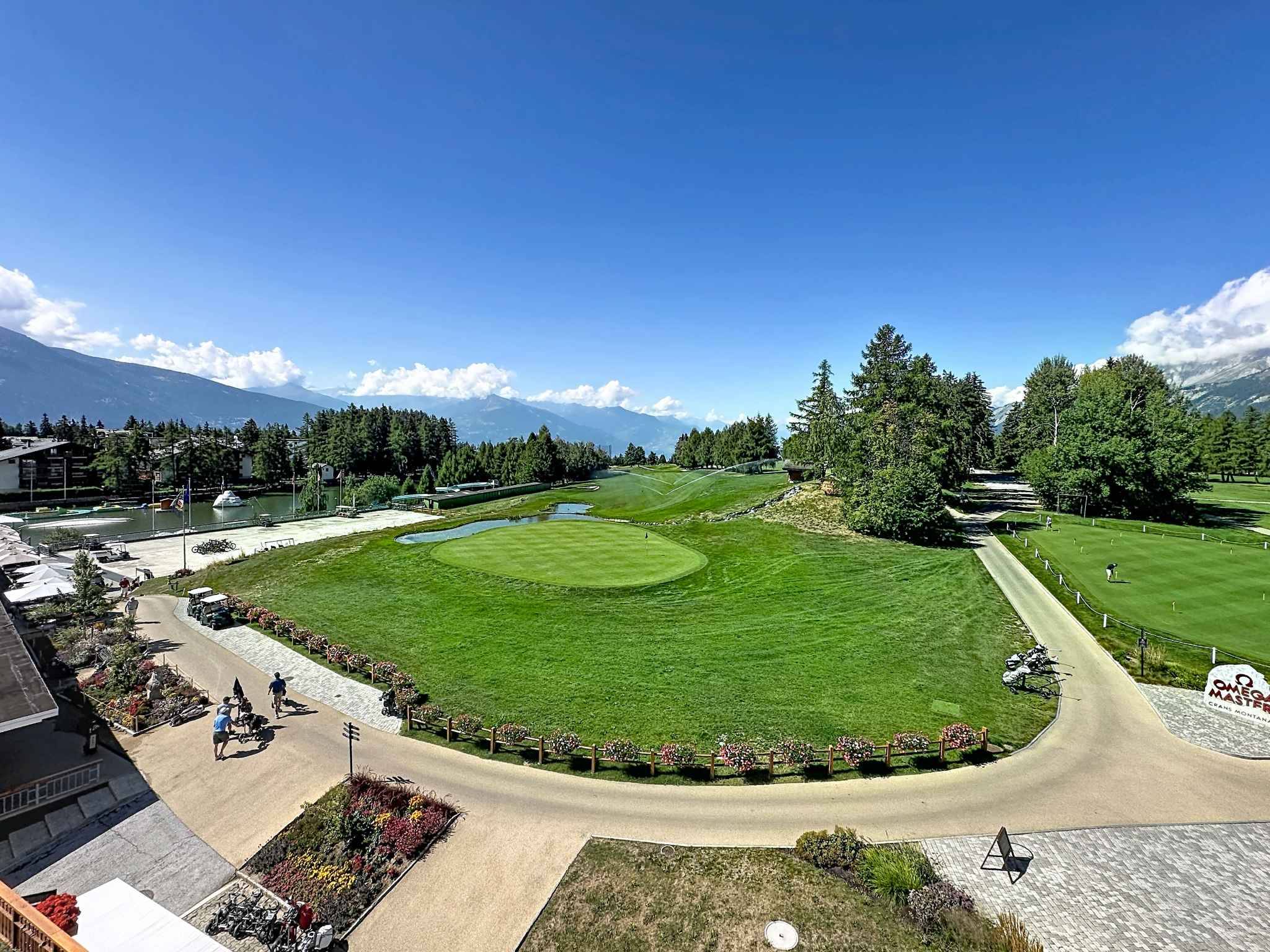 Situation exceptionnelle - 4.5 pièces avec vue imprenable sur le golf et studio indépendant