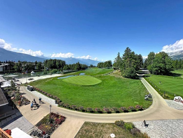 Situation exceptionnelle - 4.5 pièces avec vue imprenable sur le golf et studio indépendant