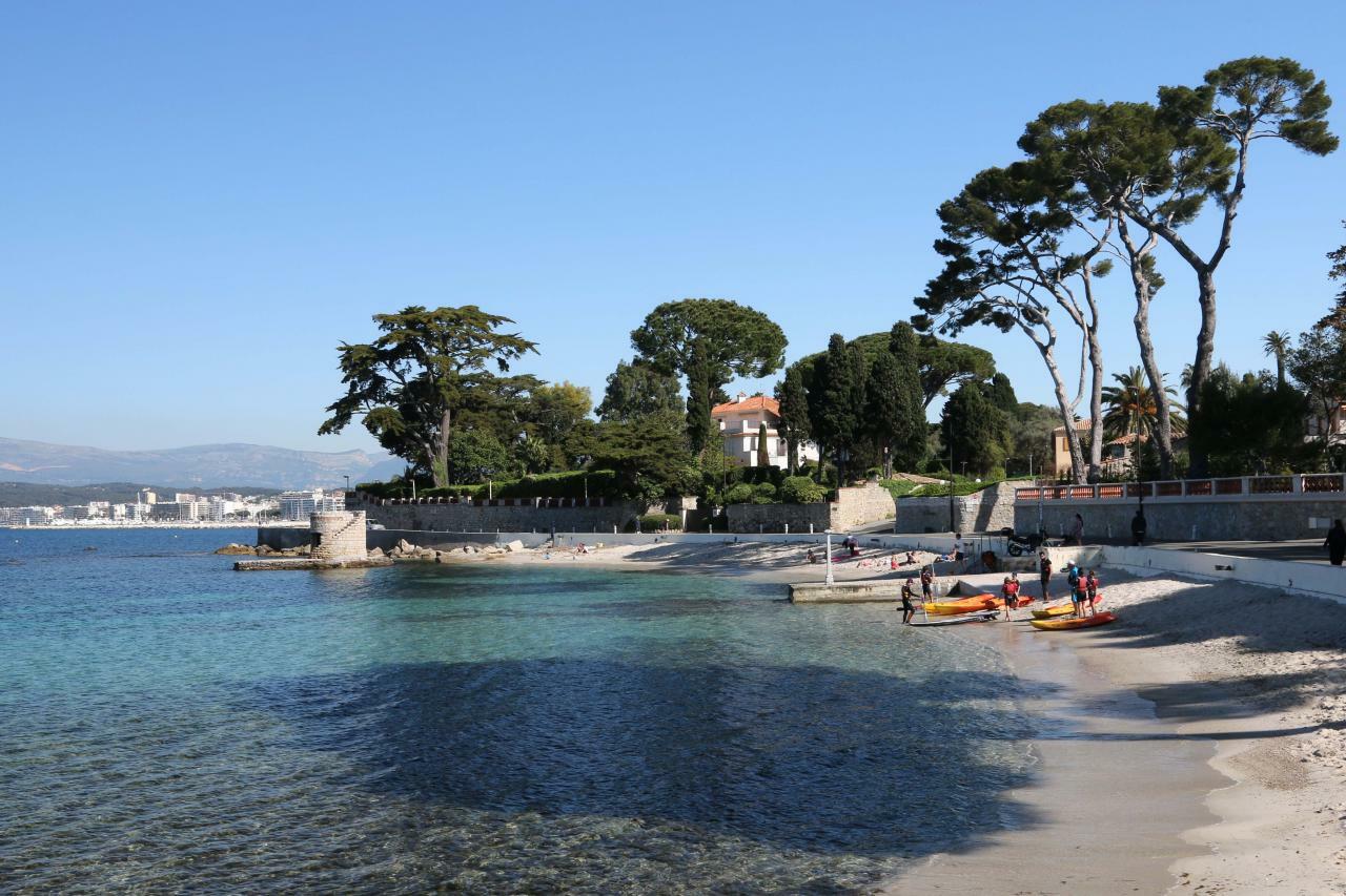 CAP D'ANTIBES - PREMIERE LIGNE - BAISSE DE PRIX - VILLA DANS DOMAINE SECURISÉ DU CAP