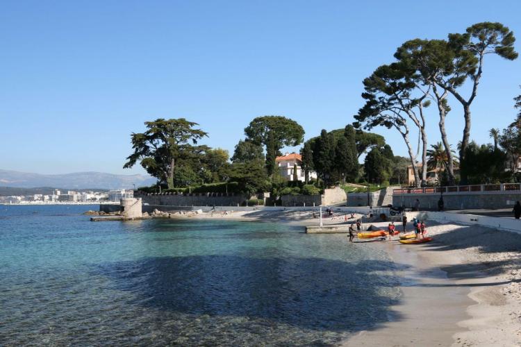 CAP D'ANTIBES - PREMIERE LIGNE - BAISSE DE PRIX - VILLA DANS DOMAINE SECURISÉ DU CAP