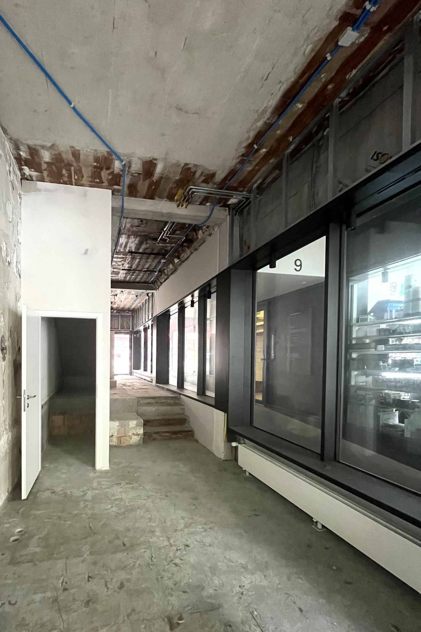 Emplacement stratégique : arcade de 100m² en plein cœur d’une zone passante