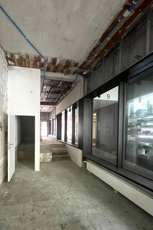 Emplacement stratégique : arcade de 100m² en plein cœur d’une zone passante