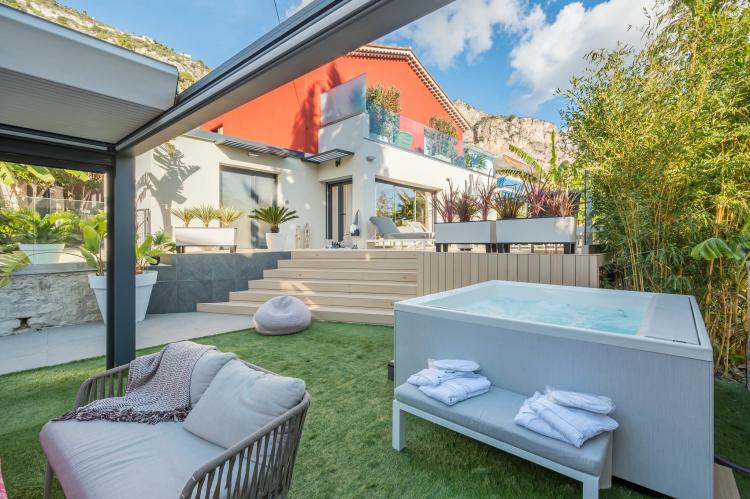 Villa de luxe en bord de mer à Eze-sur-Mer, retraite 5 chambres à quelques pas de la plage
