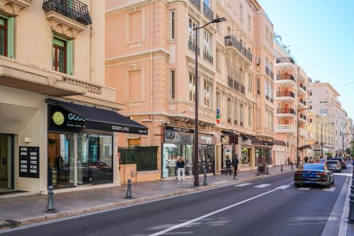 BOULEVARD DES MOULINS - 2 PIÈCES RÉNOVÉ - LUMINEUX