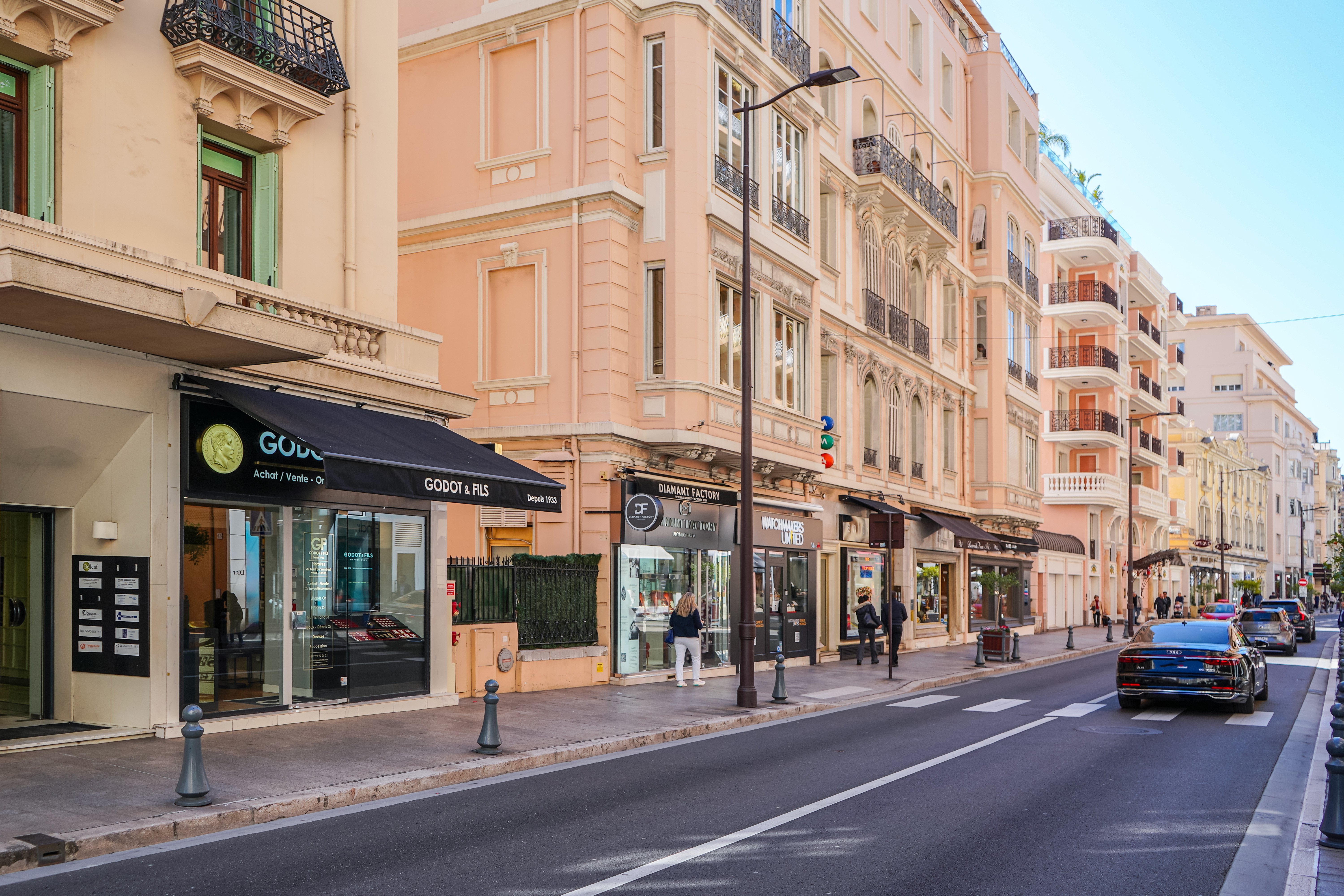 BOULEVARD DES MOULINS - 2 PIÈCES RÉNOVÉ - LUMINEUX
