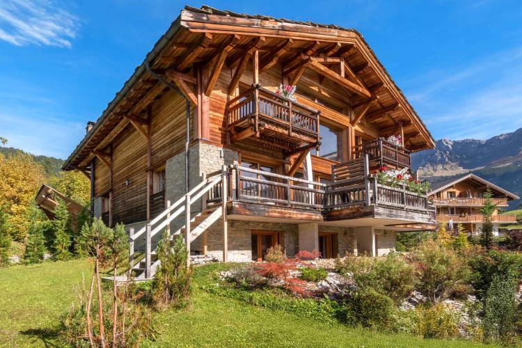 Un chalet Bayrou à vendre dans la région de Villars-sur-Ollon - L'art de la construction alpine de Megève à Crans-Montana