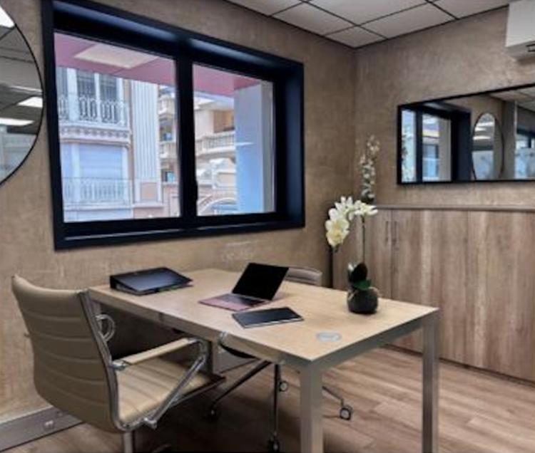 SAINT ROMAN : bureau de 9 m2 à louer