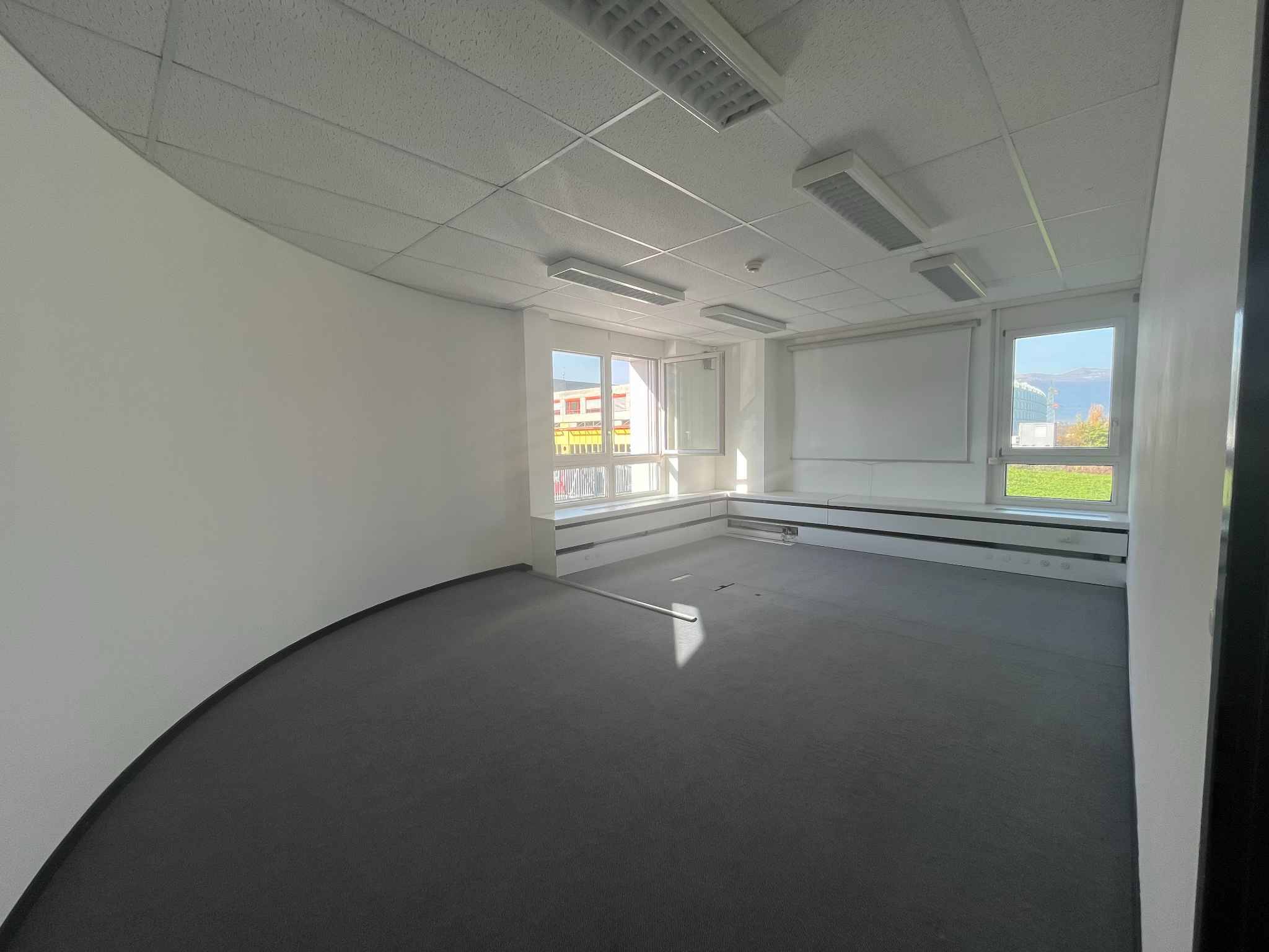 Bureaux de 240m2 lumineux à proximité de l'aéroport et de la Place des Nations 
