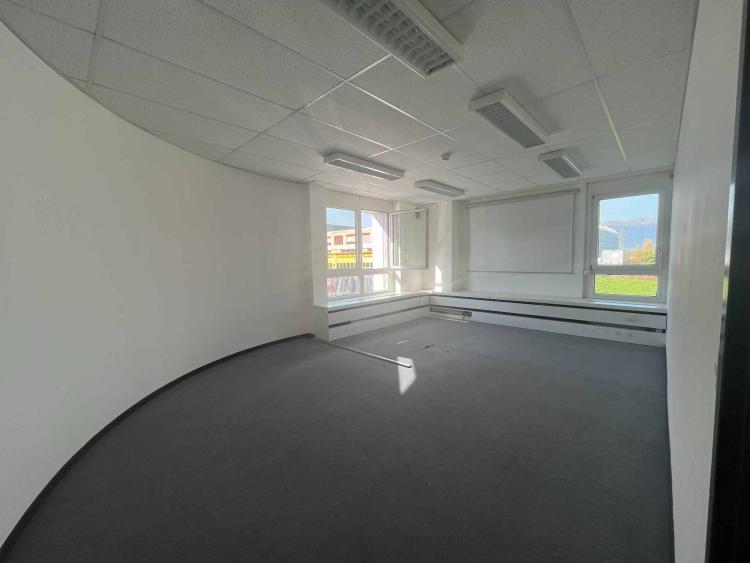 Bureaux de 240m2 lumineux à proximité de l'aéroport et de la Place des Nations 
