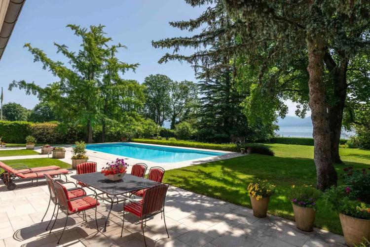 Propriété Rare Et Exclusive Au Bord De L'eau