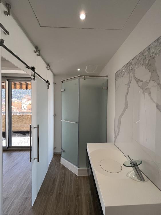 TRES BEL APPARTEMENT ENTIEREMENT RENOVE