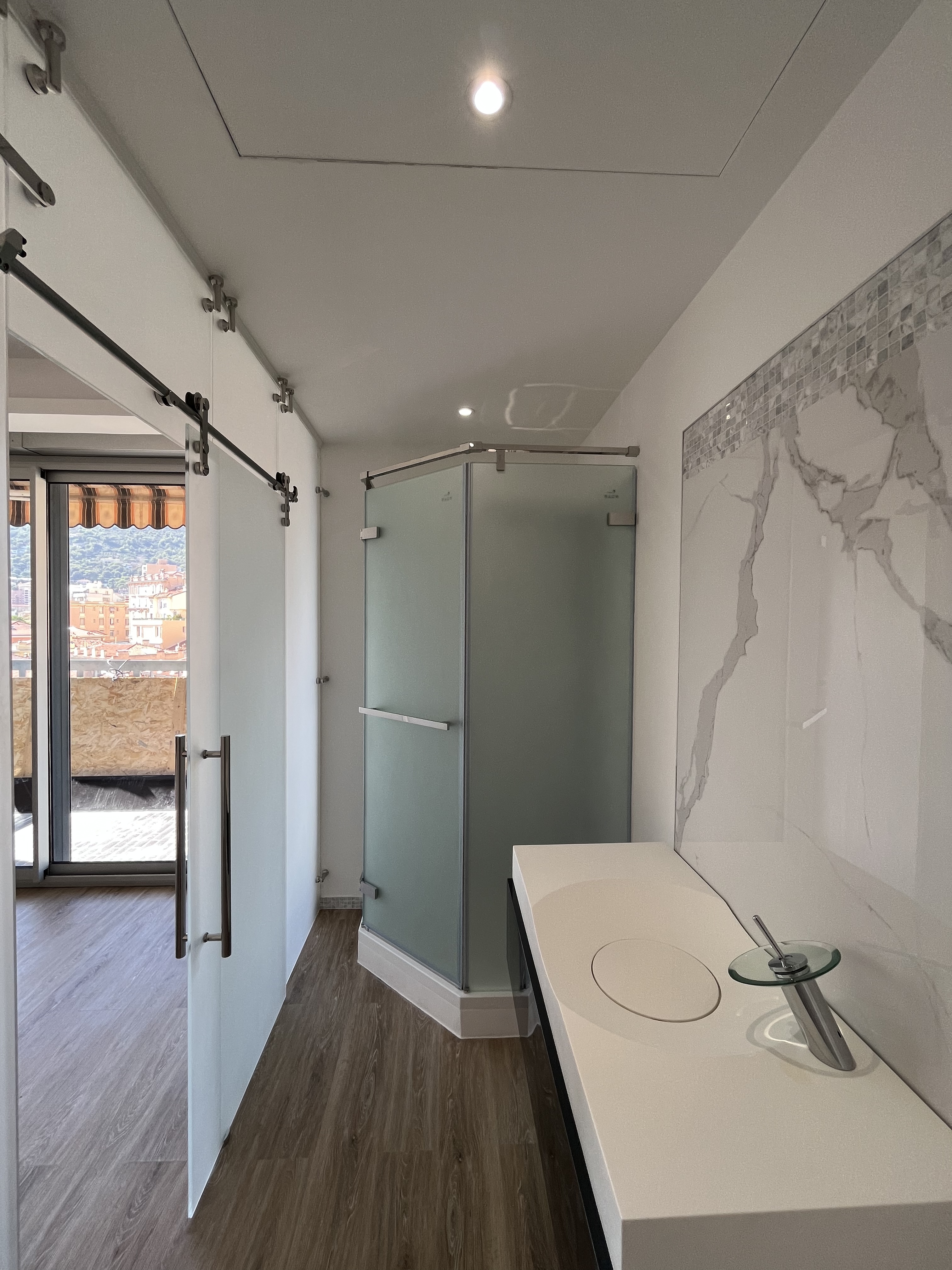 TRES BEL APPARTEMENT ENTIEREMENT RENOVE