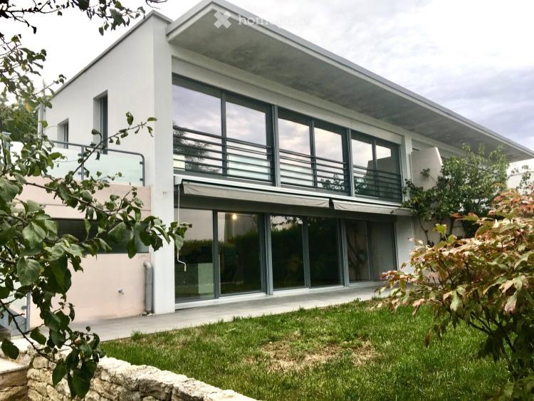 Lumineuse villa contemporaine avec jardin clôturé