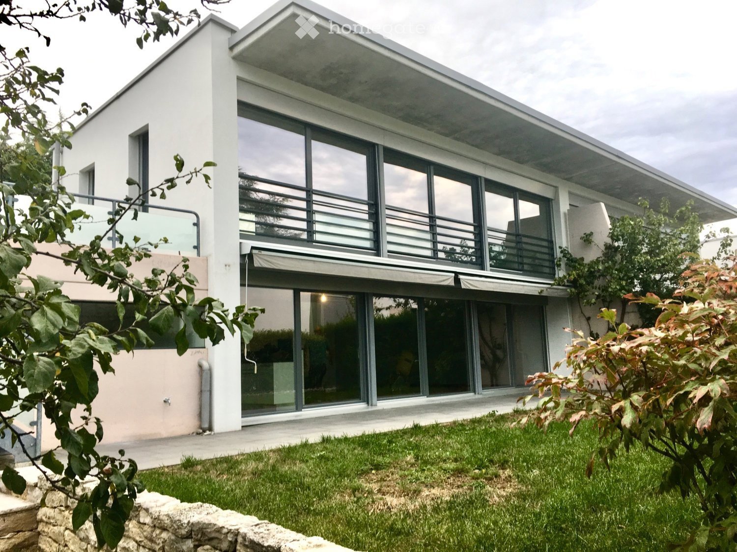 Lumineuse villa contemporaine avec jardin clôturé