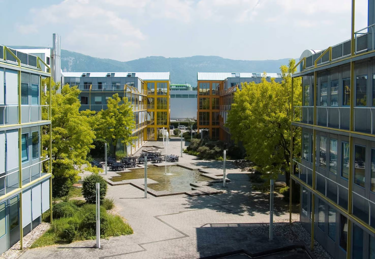 Plan-les-Ouates surface de 430 m2 avec une terrasse